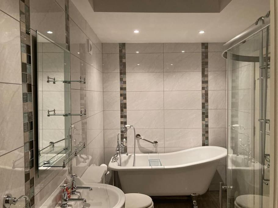 2 Quay Road, Killala. Stunning Sea Front Cottage Ngoại thất bức ảnh